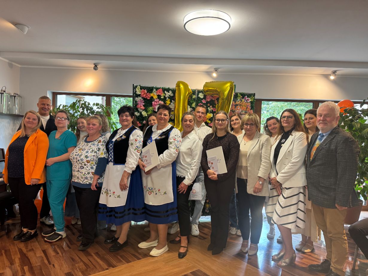 Pracownicy i goście Hospicjum w Pucku na tle balonu z cyfrą 17 podczas obchodów 17-lecia hospicjum stacjonarnego.
